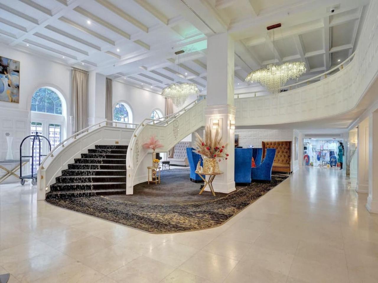 2 Bedroom With Amenities, Pool And Gym 618 Apartment *